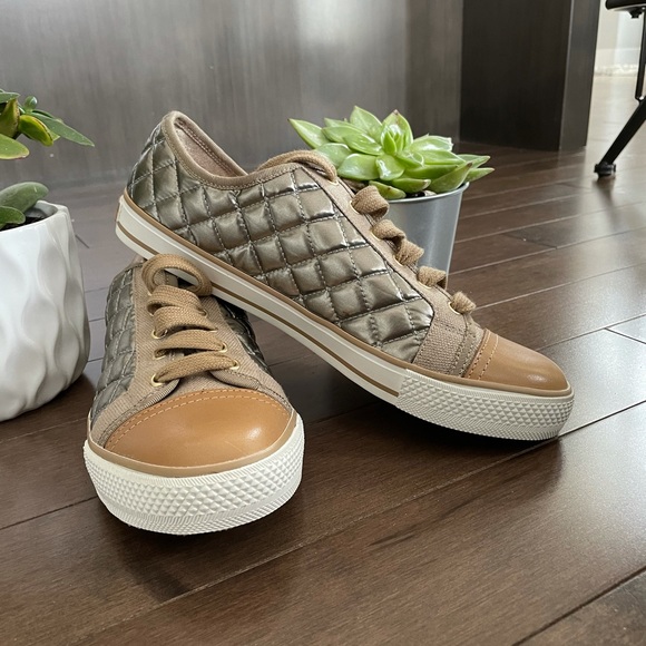 Tory Burch never worn casual sneakers. - Picture 5 of 5